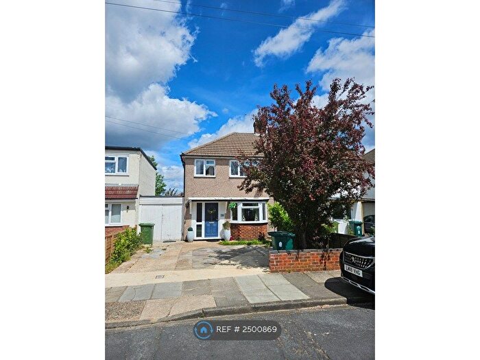 3 Bedroom Semi-Detached House To Rent In Stuart Way, Staines-Upon-Thames, TW18