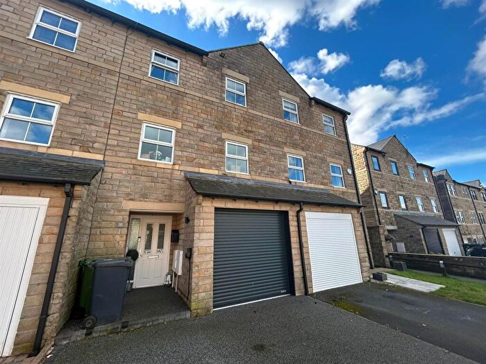 4 Bedroom Town House For Sale In Calico Crescent, Carrbrook, Stalybridge, SK15