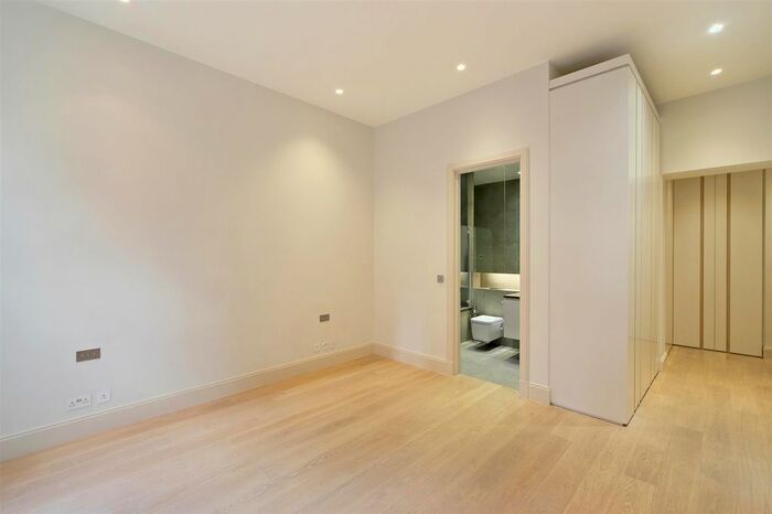 3 Bedroom Flat To Rent In Palace Gate, Kensington, W8