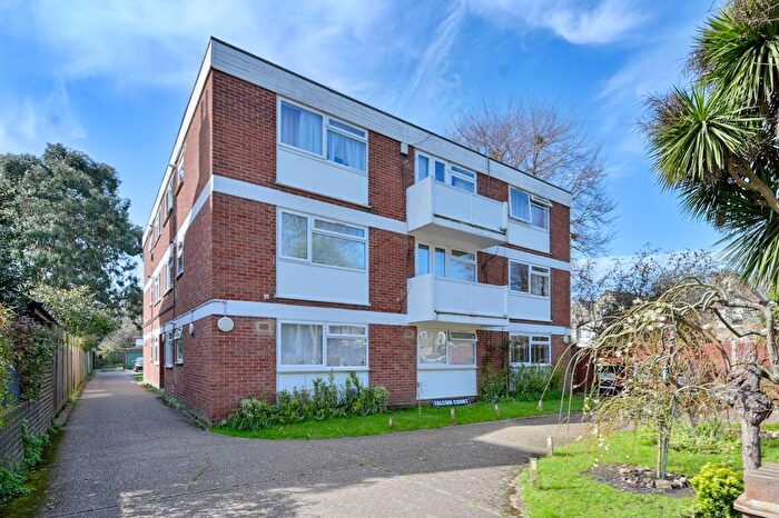 2 Bedroom Flat For Sale In Tring Avenue, Ealing Common, London, W5