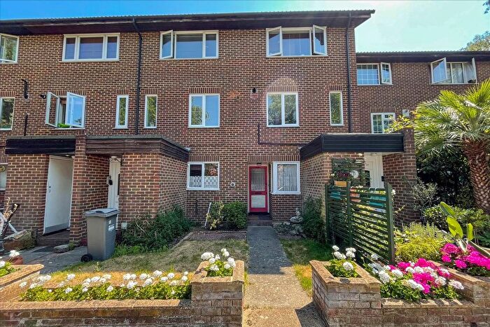 2 Bedroom Flat For Sale In Foxwood Close, Feltham, Middlesex, TW13