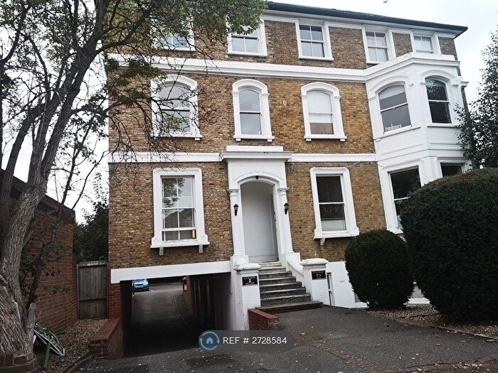 1 Bedroom Flat To Rent In Lyndon House, Surbiton, KT5