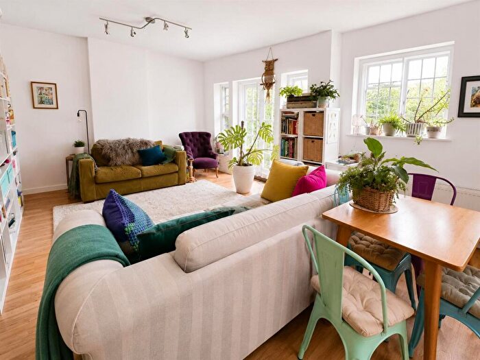 2 Bedroom Apartment For Sale In Maurice Walk, London, NW11