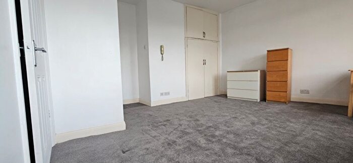 Studio To Rent In Golders Green Road, London, NW11