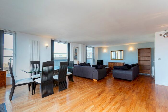 2 Bedroom Flat To Rent In Longfield Centre, Prestwich, Manchester, M25