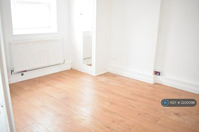 3 Bedroom Flat To Rent In Twyford House, London, N5