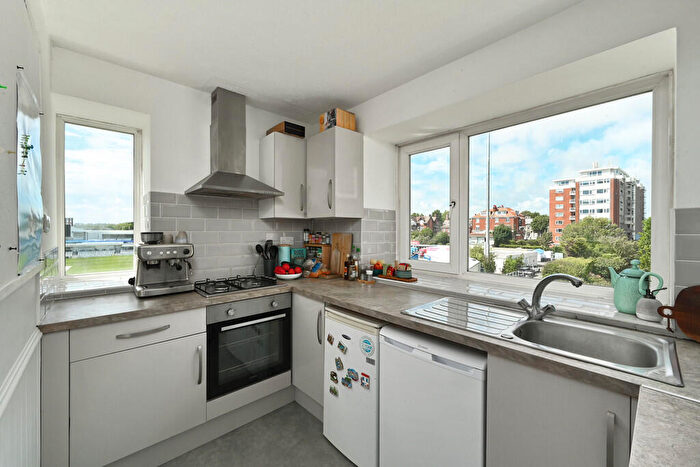 2 Bedroom Apartment For Sale In Palmeira Avenue, Hove, BN3 - Photo 2