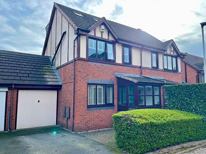 4 Bedroom Semi Detached House For Sale In Sheridan Court, Pudsey, LS28