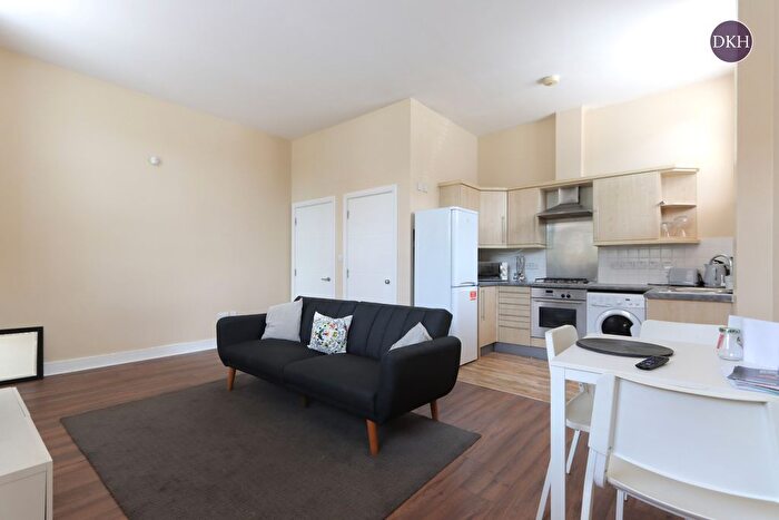 2 Bedroom Flat For Sale In College Yard, Gammons Lane, Watford, Hertfordshire, WD24