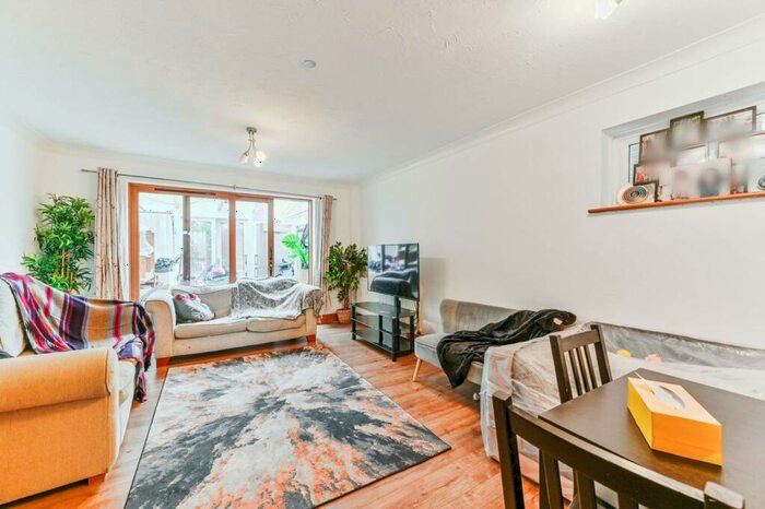 2 Bedroom End Of Terrace House To Rent In Alvia Gardens, Sutton, SM1