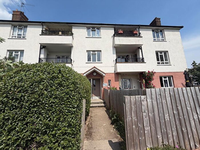 3 Bedroom Flat For Sale In Langley, Berkshire, SL3
