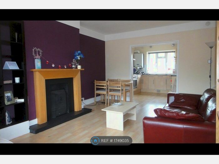 3 Bedroom Flat To Rent In Elmshurst Crescent, London, N2