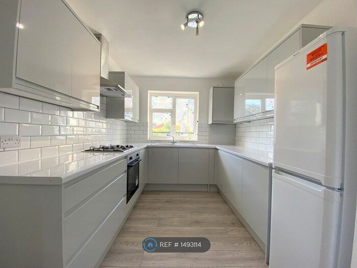 3 Bedroom Flat To Rent In South Lane, New Malden, KT3