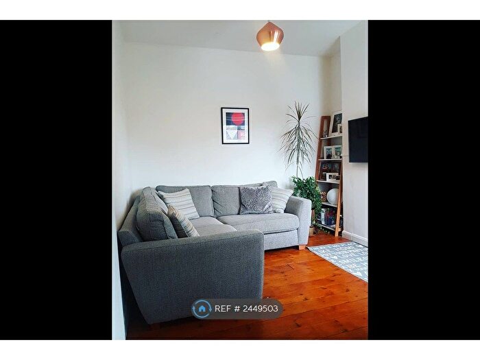 2 Bedroom Flat To Rent In Garnault Road, Enfield, EN1