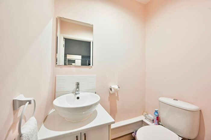 2 Bedroom Flat To Rent In Claydon House, Holders Hill Road, London Ls, Uk, London, NW4