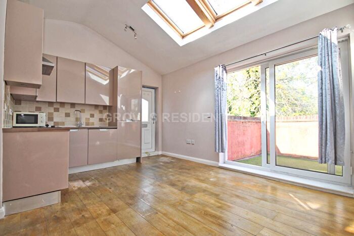 1 Bedroom Flat To Rent In Brewster Place, Kingston Upon Thames, KT1