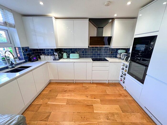 2 Bedroom Apartment For Sale In Victoria Avenue, West Molesey, KT8