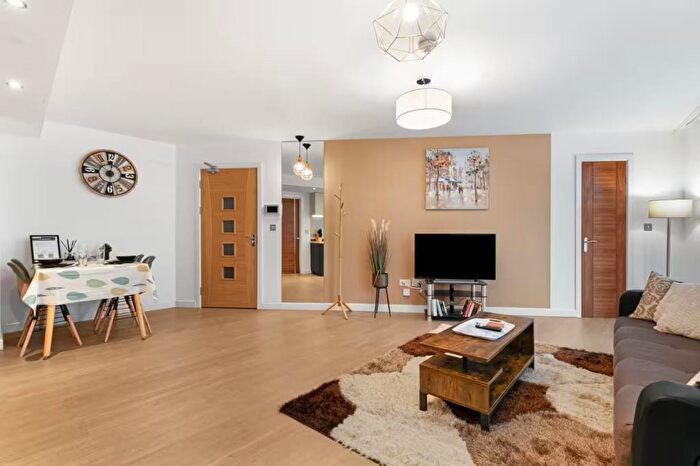 1 Bedroom Flat For Sale In Station Approach, Woking, Surrey, GU22
