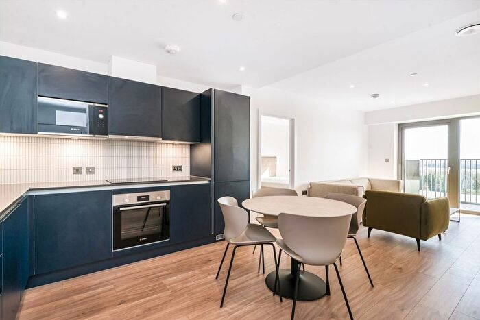 3 Bedroom Flat To Rent In Victoria Road, North Acton, W3