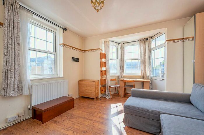 Studio To Rent In Becklow Gardens, Shepherd's Bush, London, W12