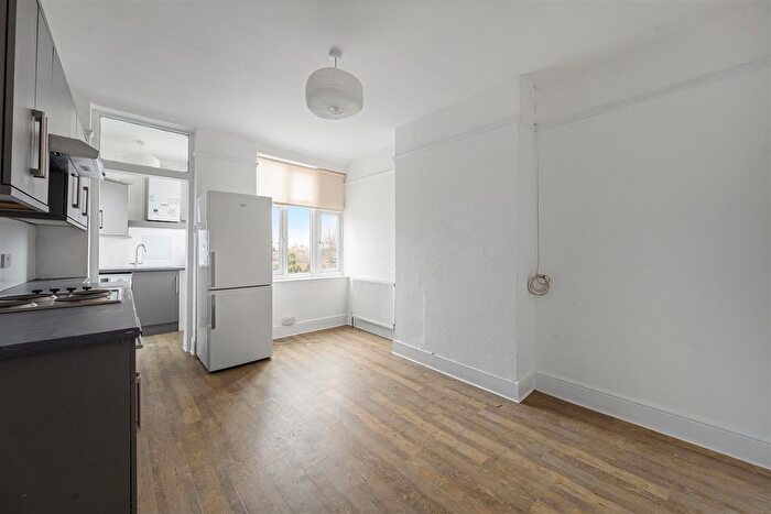 2 Bedroom Flat To Rent In Upper Richmond Road West, London, SW14