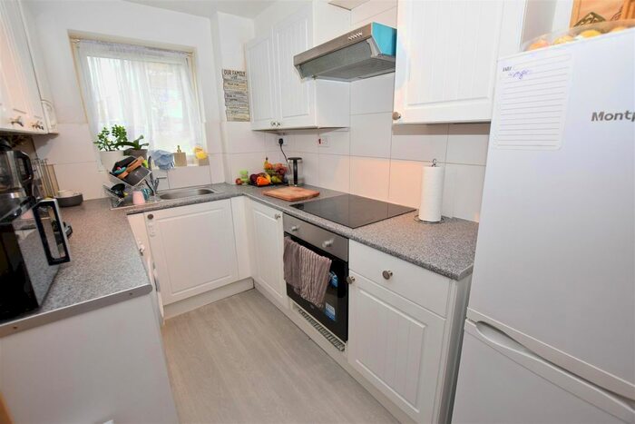 1 Bedroom Flat To Rent In Poplar Grove, London, N11