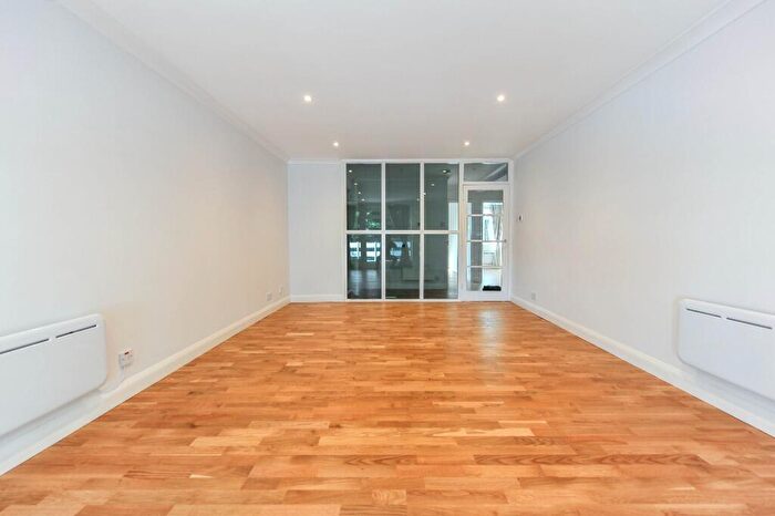 2 Bedroom Flat To Rent In Mountcombe Close, London, KT6