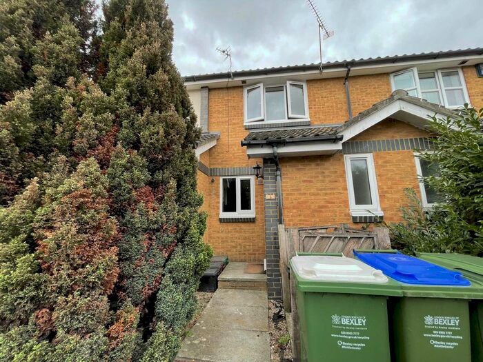 2 Bedroom Property To Rent In Dabbling Close, Erith, DA8