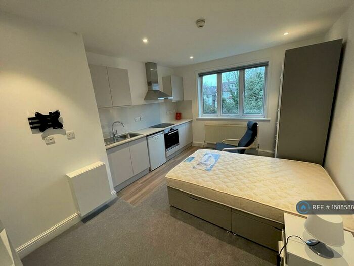 Studio To Rent In Wycombe Gardens, London, NW11