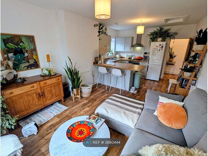 2 Bedroom Flat To Rent In South Street, Dorking, RH4