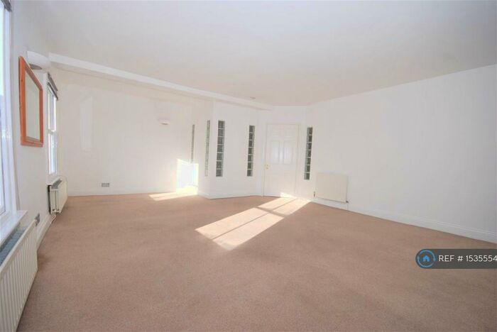 3 Bedroom Penthouse To Rent In Portland Place West, Leamington Spa, CV32