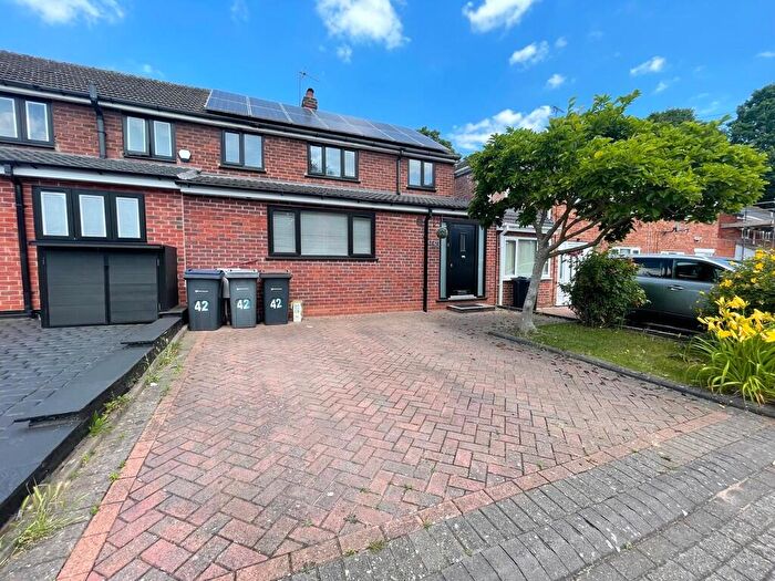3 Bedroom Semi-Detached House To Rent In The Croftway, Handsworth Wood, B20