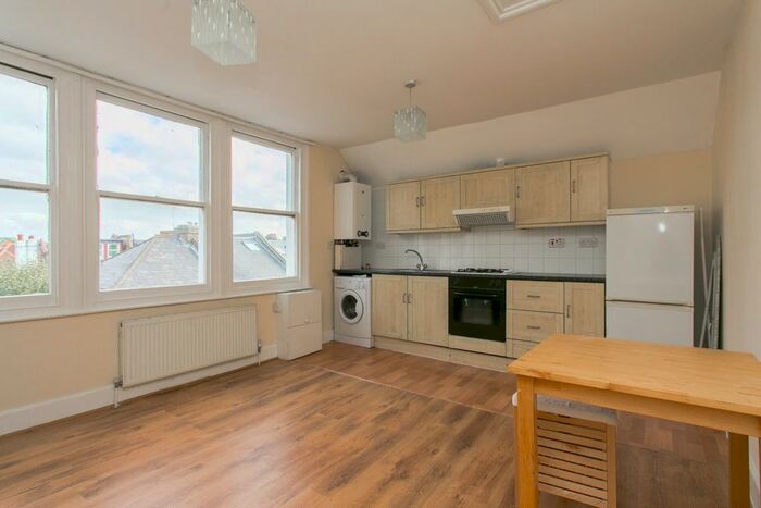 1 Bedroom Flat To Rent In Blandfield Road, London, SW12