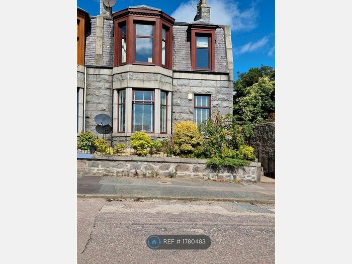 3 Bedroom Flat To Rent In Clifton Place, Aberdeen, AB24