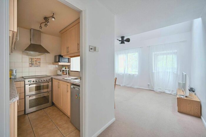 2 Bedroom Maisonette To Rent In Shott Close, Sutton, SM1