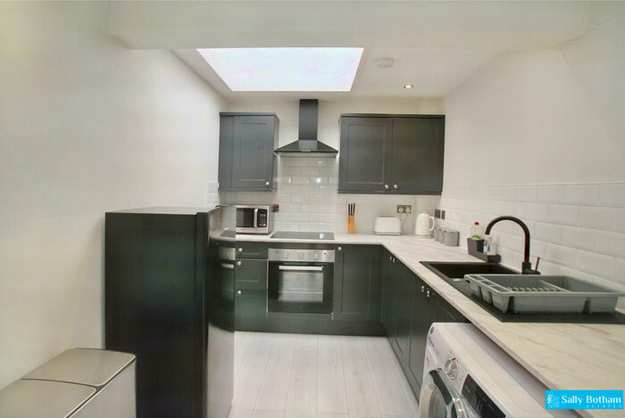 2 Bedroom Flat To Rent In Firs Parade, Matlock, DE4