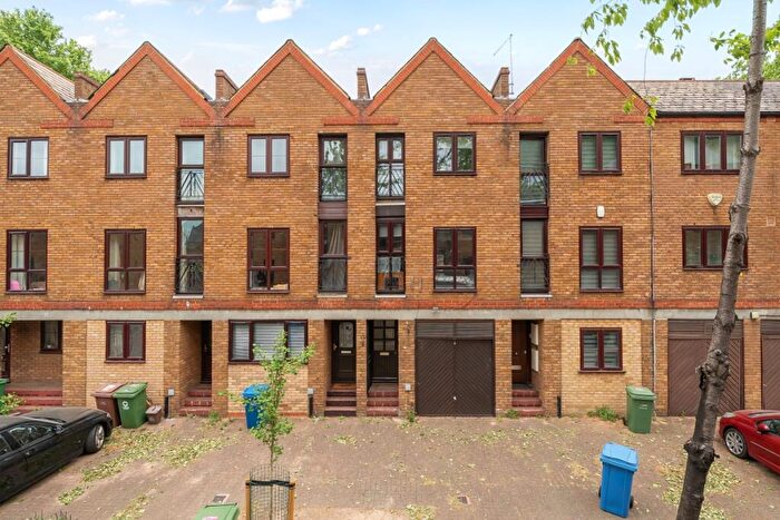 4 Bedroom Terraced House To Rent In Brunswick Quay, Surrey Quays, SE16