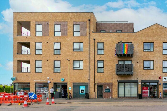 2 Bedroom Flat To Rent In York Way, Watford, Hertfordshire, WD25