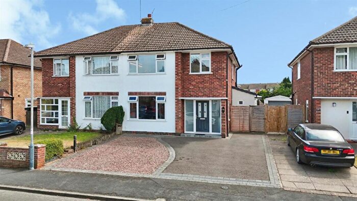 3 Bedroom Semi-Detached House For Sale In The Gardens, Radford Semele, Leamington Spa, CV31