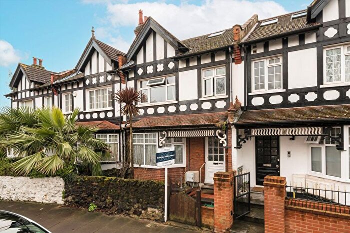 2 Bedroom Flat For Sale In Highlands Avenue, Acton, W3