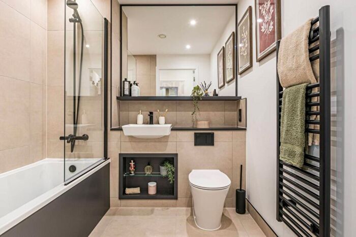 2 Bedroom Flat For Sale In North Gate Park, Harringay, London, N15