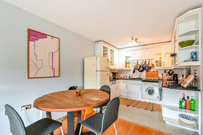 2 Bedroom Flat To Rent In Defoe Road, Stoke Newington, London, N16