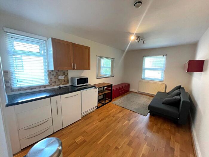 Flat To Rent In Hermitage Road, Manor House, N4