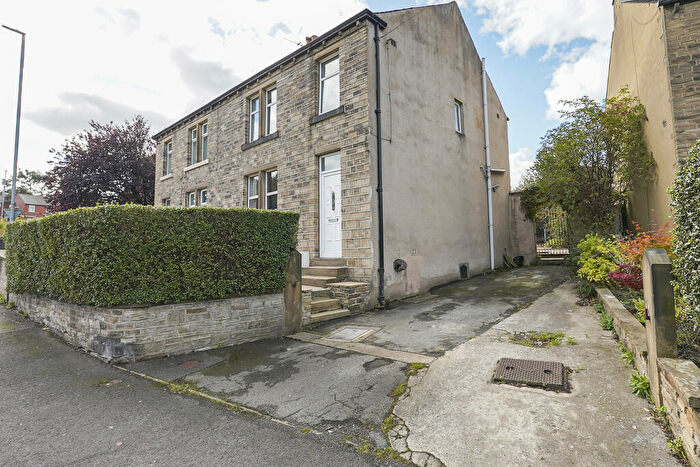 3 Bedroom Semi-Detached House To Rent In Waterloo Road, Huddersfield, HD5