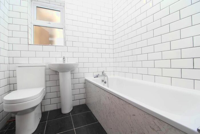 3 Bedroom Flat To Rent In Lea Bridge Road, Leyton E10
