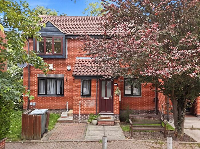 2 Bedroom Maisonette For Sale In Greencroft Close, London, E6