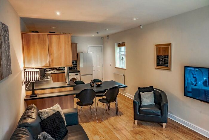 6 Bedroom Town House To Rent In Schuster Road, Manchester, M14