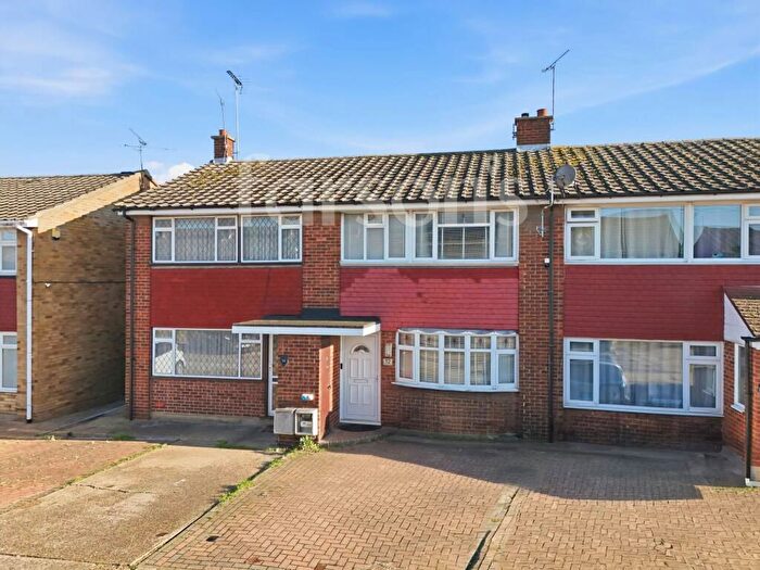 3 Bedroom Terraced House For Sale In Bryanston Road, Tilbury, RM18
