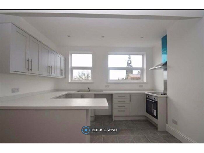 2 Bedroom Flat To Rent In Royal Avenue, Scarborough, YO11