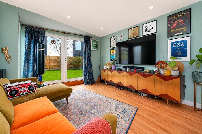 2 Bedroom Flat For Sale In Andre Street, Hackney, E8 - Photo 3